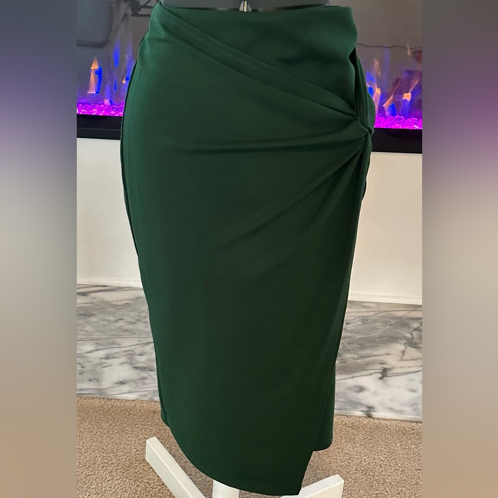 Deep green feminine skirt. Ladie’s Small.